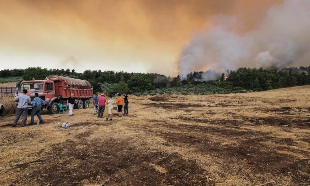 Σε κατάσταση εκτάκτου ανάγκης η Εύβοια – Στα 100 μέτρα από τις Κεχριές οι φλόγες